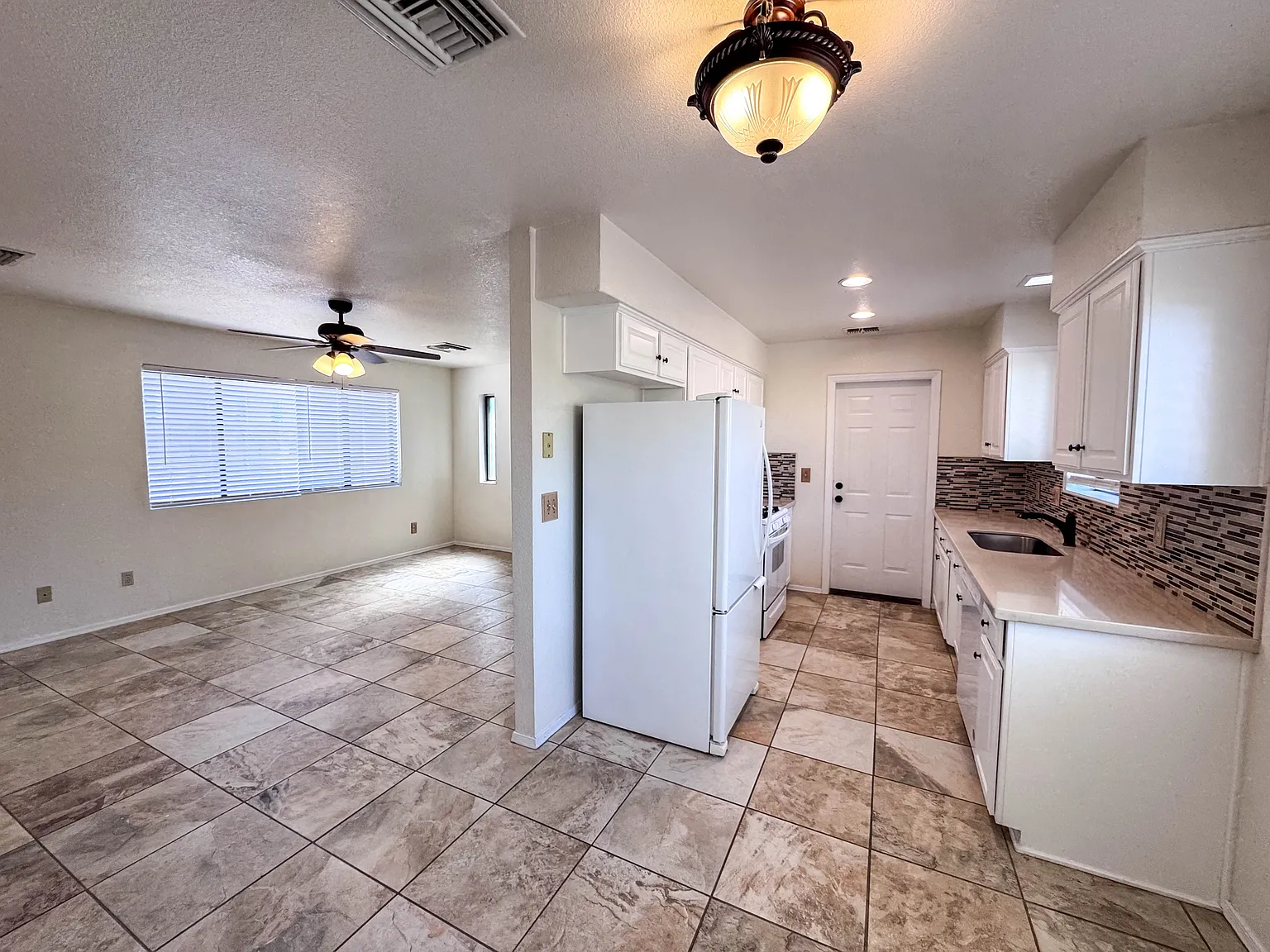 2 bed, 852 sqft, $1,350 — Photo 3