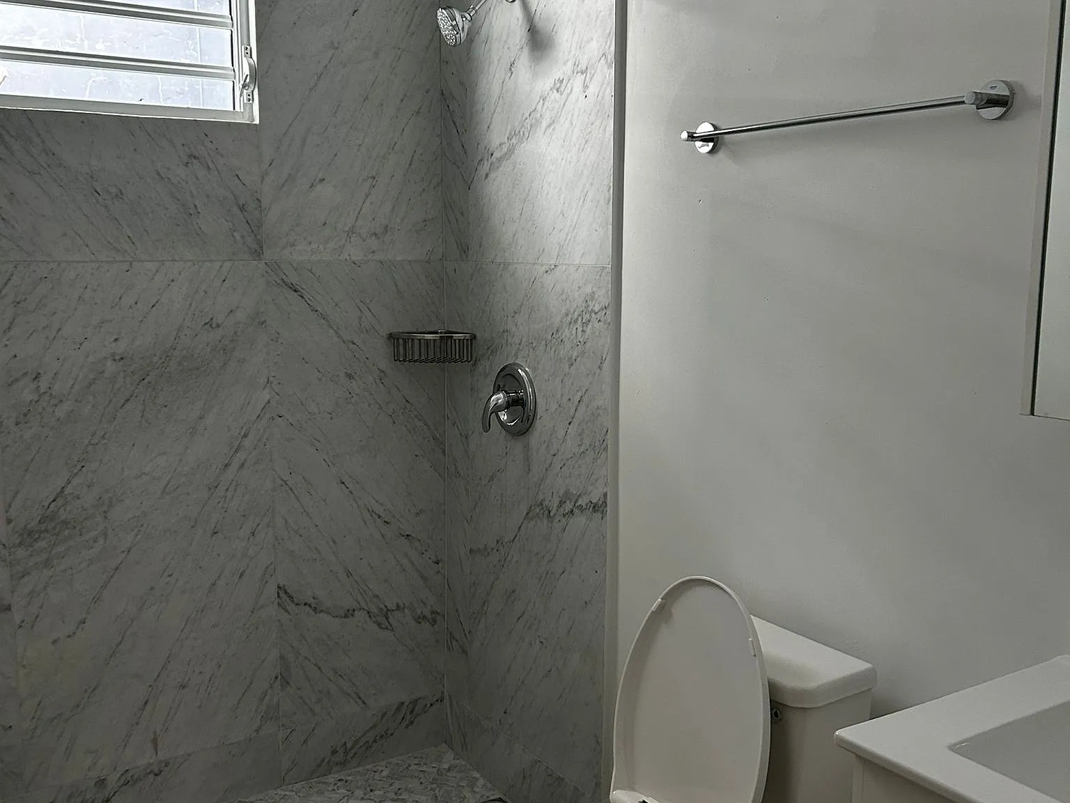 3 bed, $1,800 — Photo 2