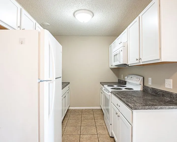 440 E Madison St — Photo 25