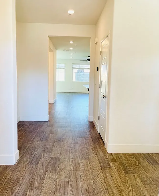 5 bed, 3.0 bath, 2504 sqft, $2,500 — Photo 3