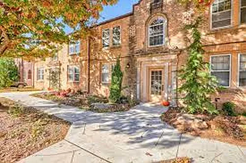 Windsor Court Apartments Photo 1