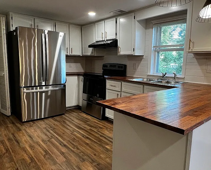 215 S Skinner Ave — Photo 7