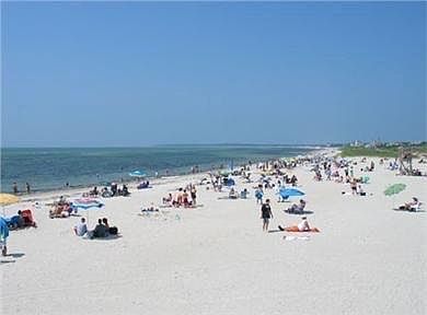 1 mile to Seagull Beach, the largest public beach in Cape Co