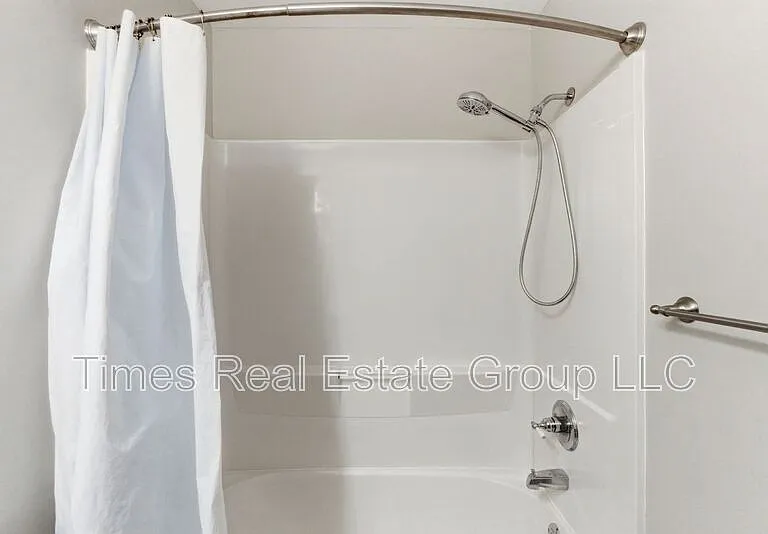 136 Brookfield Ct — Photo 15