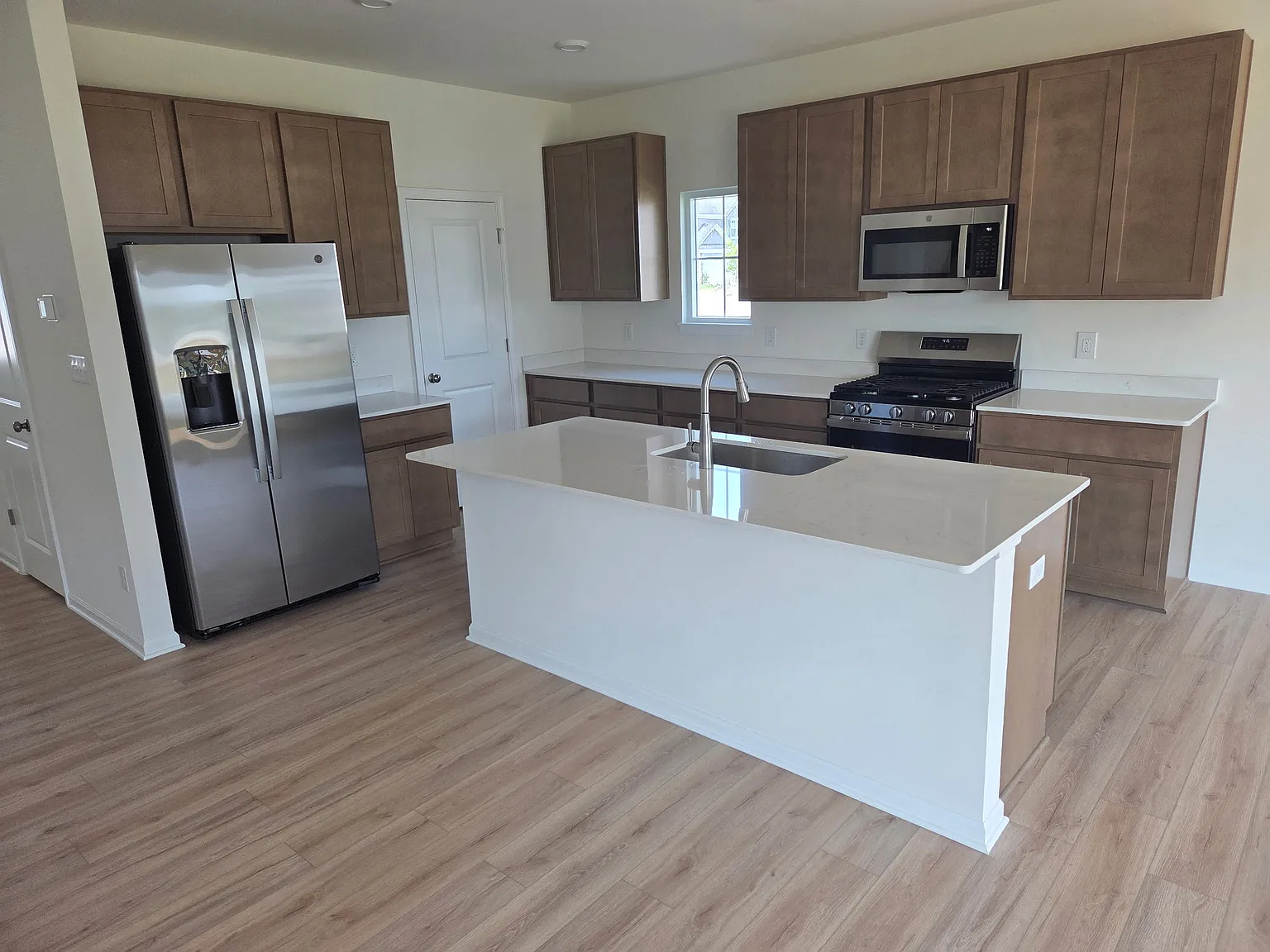 4 bed, 2820 sqft, $3,650 — Photo 3
