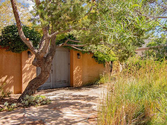 4th image of 3020 Matador Dr NE