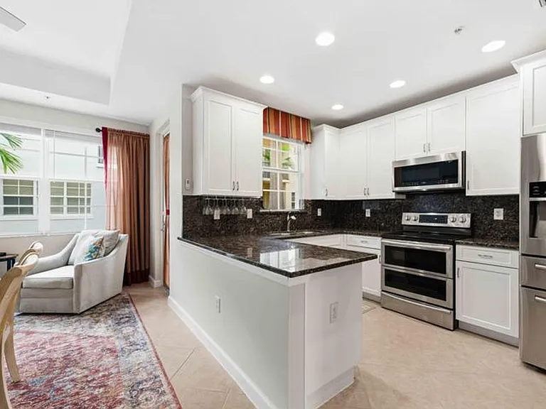 11850 Valencia Gardens Ave — Photo 2