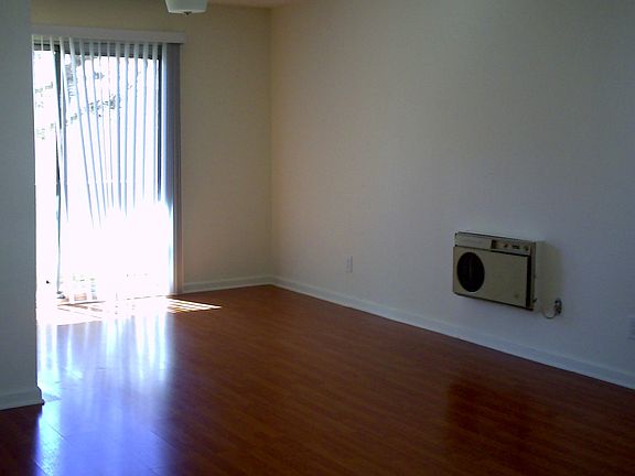 3rd image of 1325 Wellesley Ave APT 105