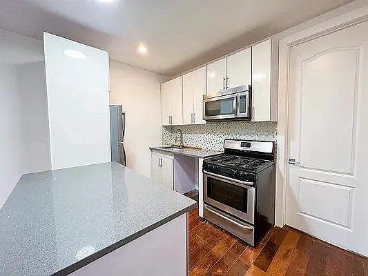 733 Lexington Avenue — Photo 3