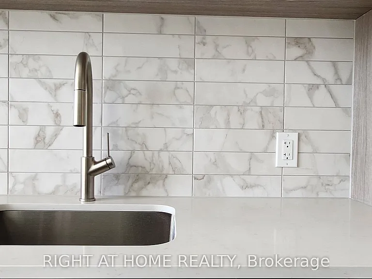 2020 Bathurst St #209 — Photo 2