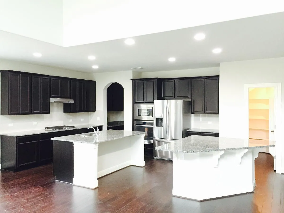 Large rooms with the best amenities and stainless steel appliances - 4325 Trinity Woods St