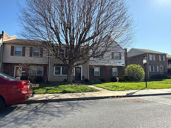 3rd image of 817 Woodlawn Cir