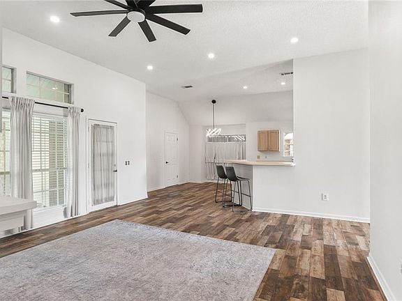 5th image of 2261 Country Club Dr
