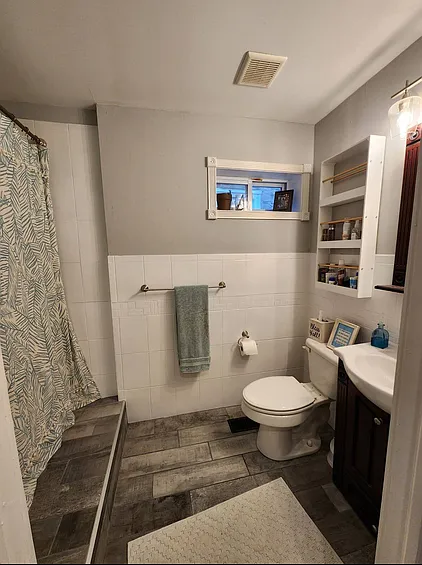 Furnished Full Bathroom