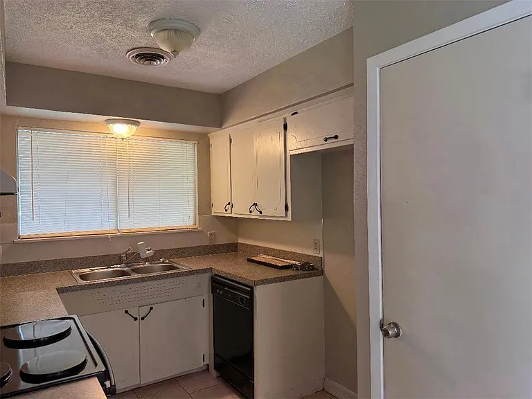 205 Broadway St — Photo 6