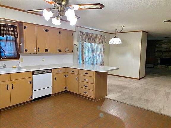 5th image of 304 E Bluebriar Dr