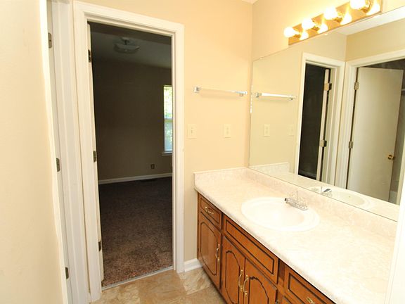 5th image of 3252 Tower Dr APT B