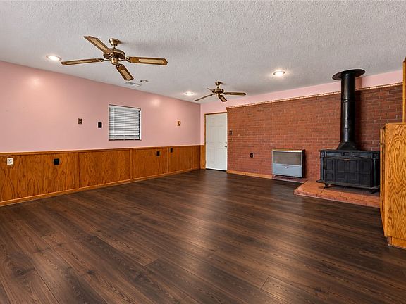 5th image of 165 W Avenue L