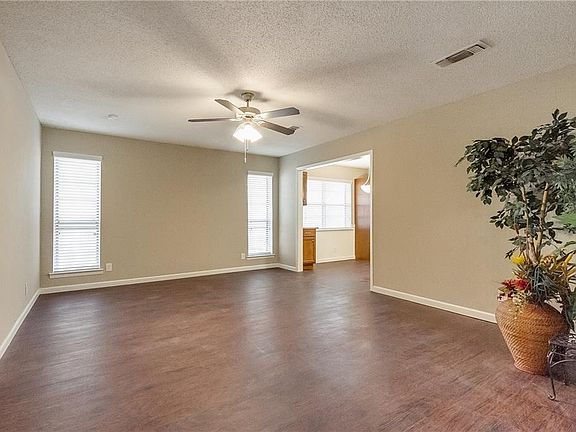 3rd image of 3105 S Carolina Dr