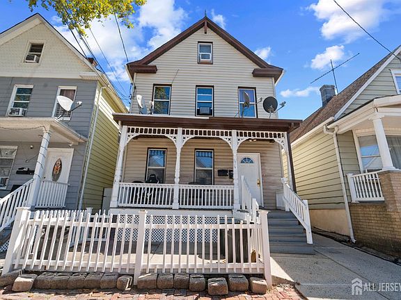 3rd image of 676 Charles St