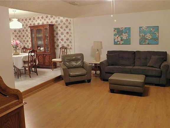 5th image of 2622 Sam Houston Dr