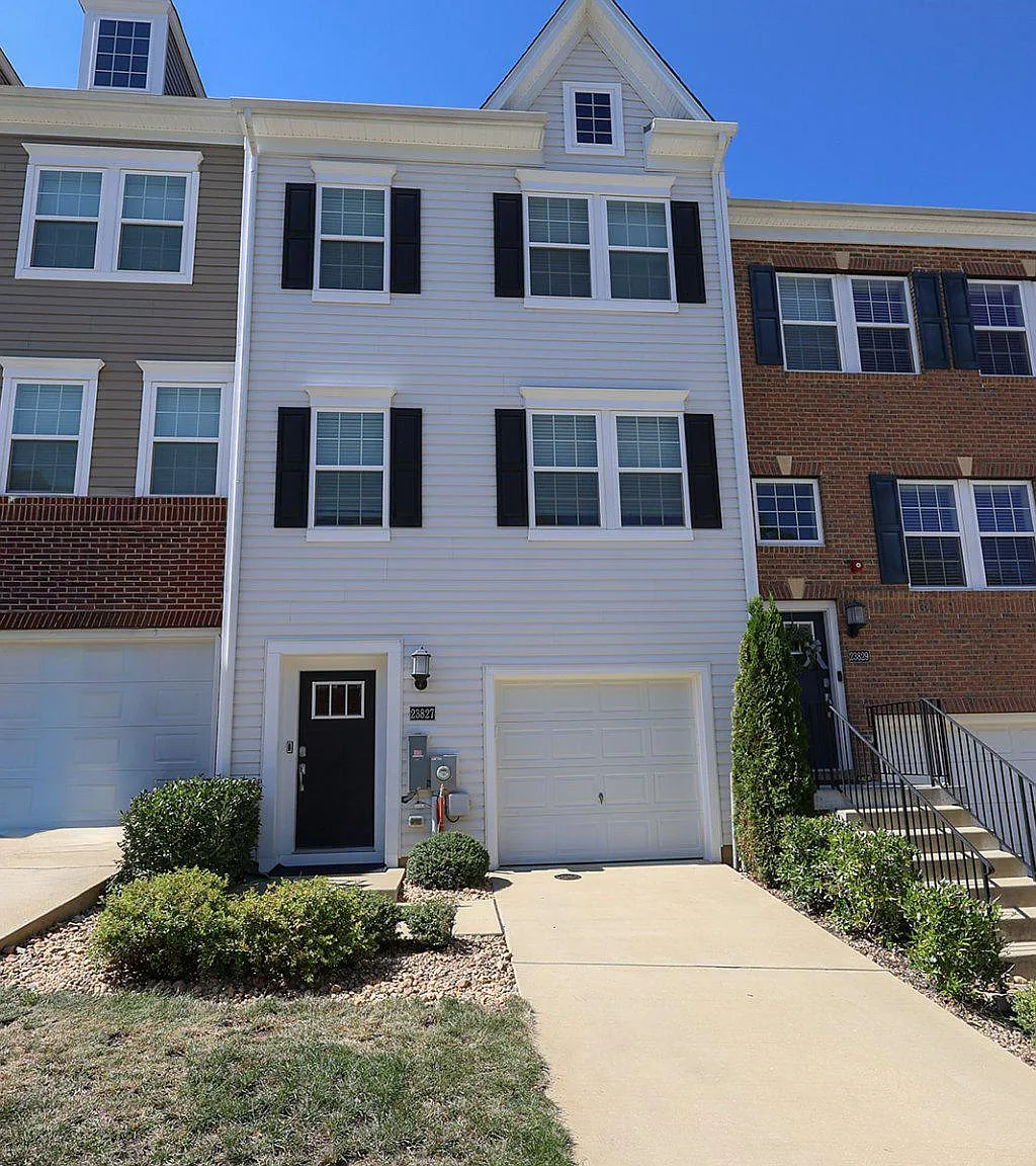 3 bed, 4.0 bath, 2160 sqft, $2,750 — Photo 2