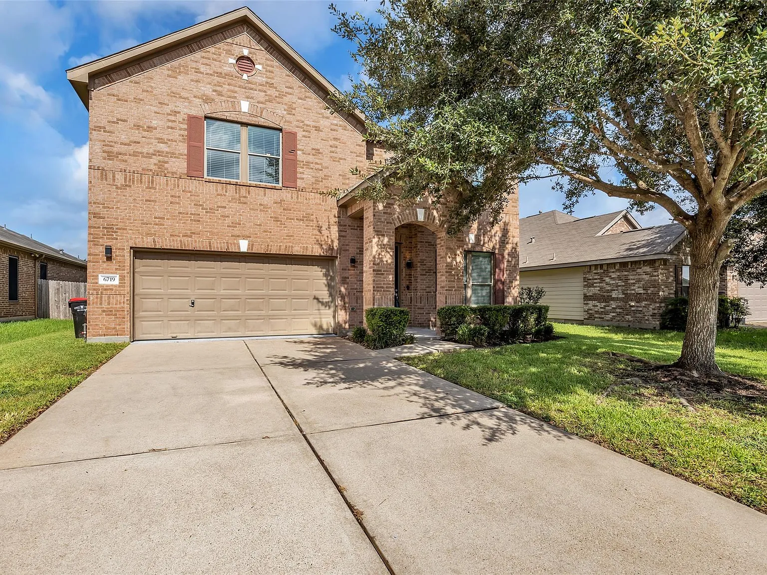 4 bed, 2.5 bath, 2810 sqft, $2,300 — Photo 2
