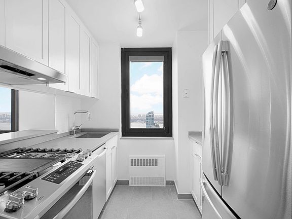 4th image of 124 W 60th St APT 31E