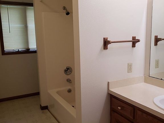 4th image of 419 E Jefferson St APT A