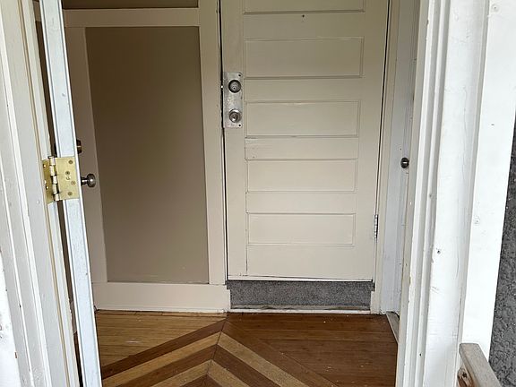 Entry / Vestibule / Mudroom