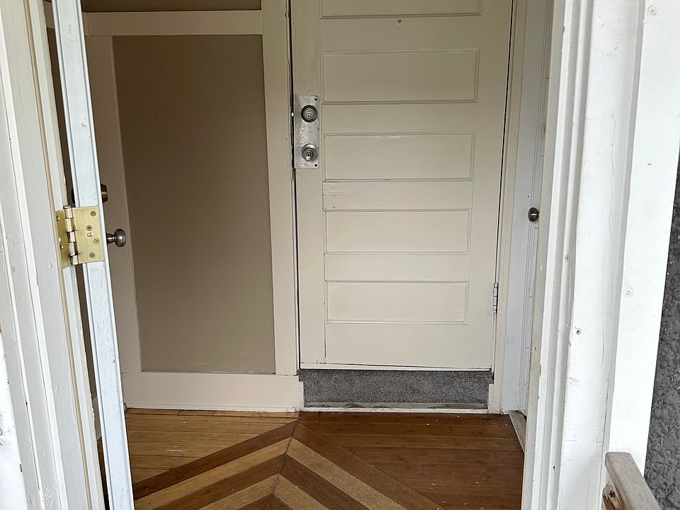 Entry / Vestibule / Mudroom