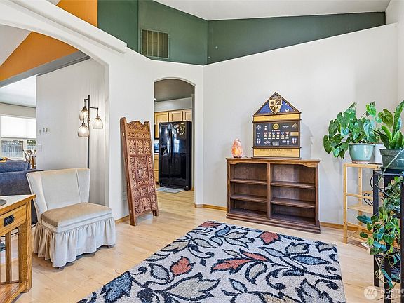 5th image of 3924 Ruston Way