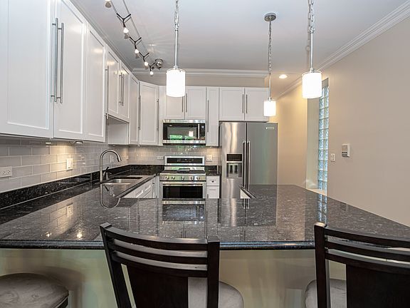 5th image of 1333 N Wolcott Ave #1