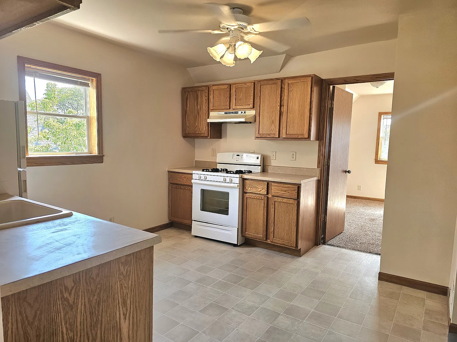 3 bed, 875 sqft, $1,400 — Photo 2