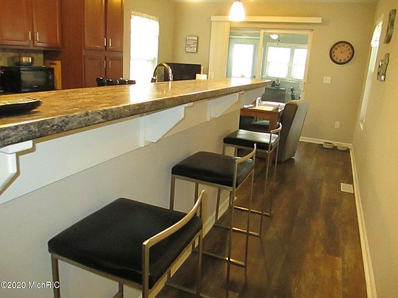 5th image of 58536 Silvergrass Ave