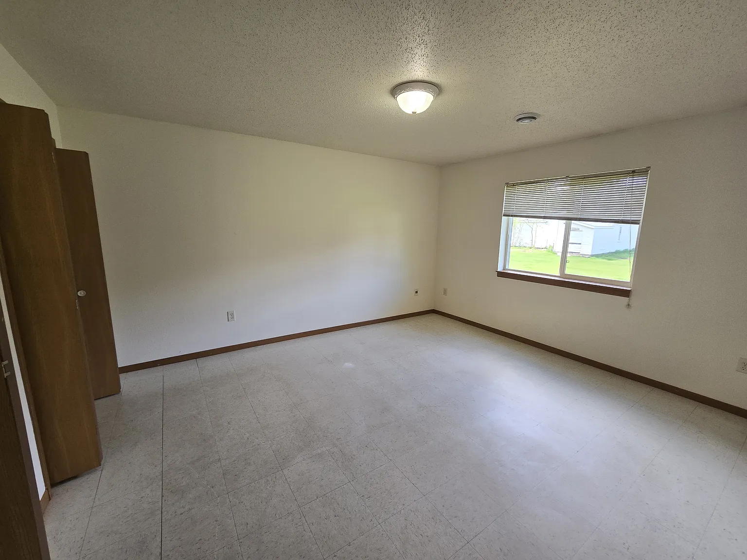 6 bed, $1,650 — Photo 3