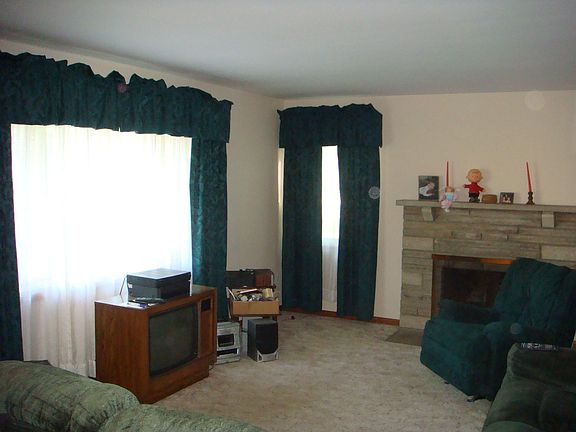 Living room w/bay window 