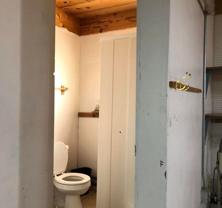 2nd image of 608 S Michigan St