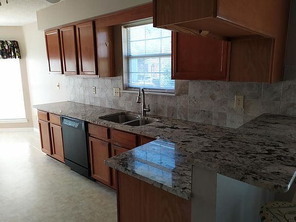 5th image of 6825 Pin Oak Ct