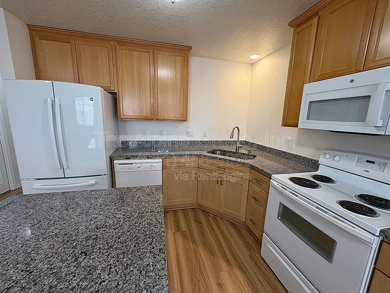 210 NW Connell Ave — Photo 6