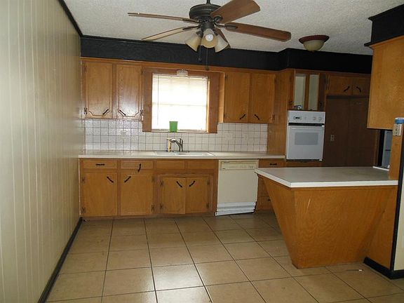 5th image of 2402 Broadview St