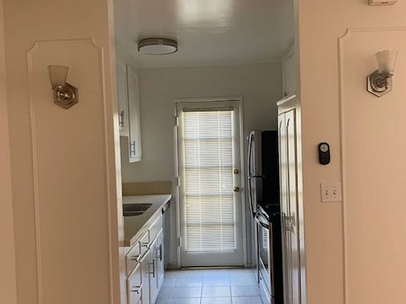 4th image of 11733 Mayfield Ave APT 3