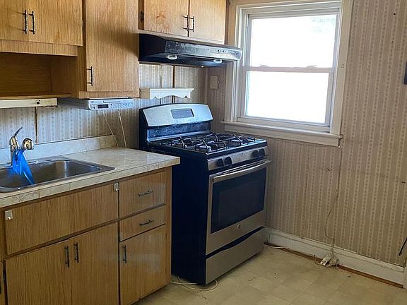 3rd image of 3902 Woodridge Rd