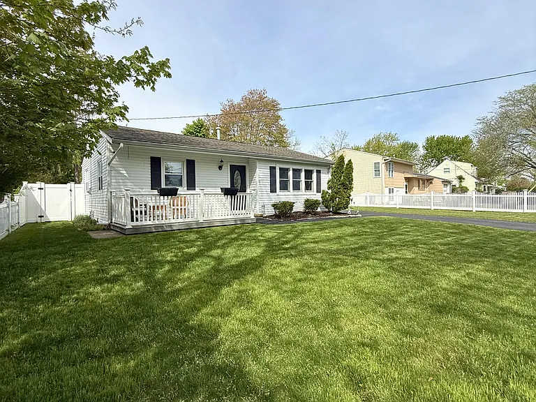 878 Salem Dr — Photo 2
