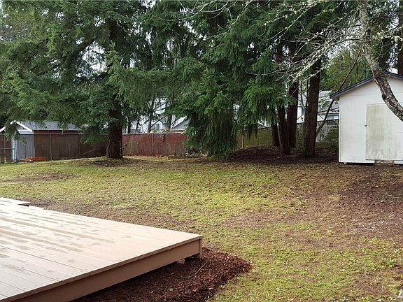 4th image of 403 NE Conifer Dr