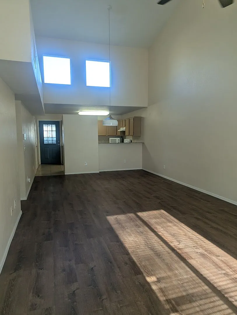 Cool 2 story townhouse — Photo 2