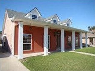 2912 Oak Dr, Violet, LA 70092