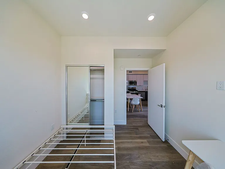 1317 W Jefferson Blvd — Photo 16