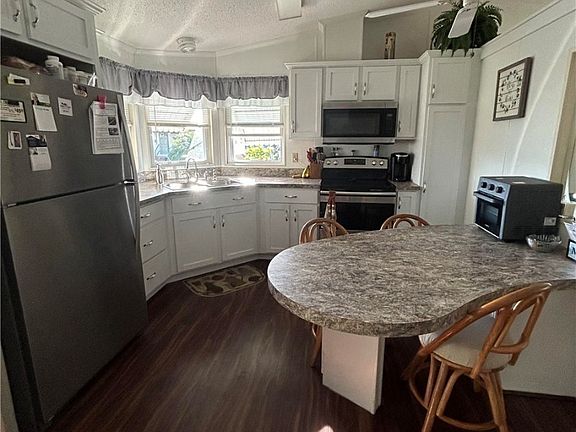 2nd image of 3158 Longview Dr