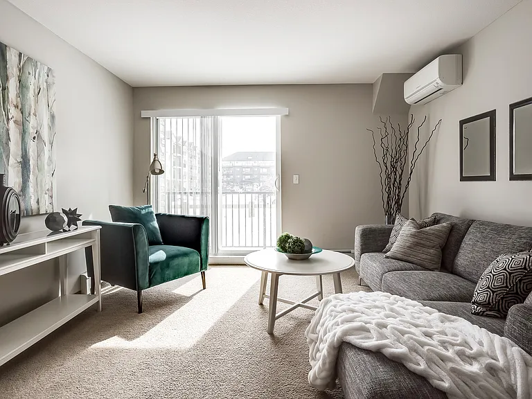 211 Willis Cres — Photo 3